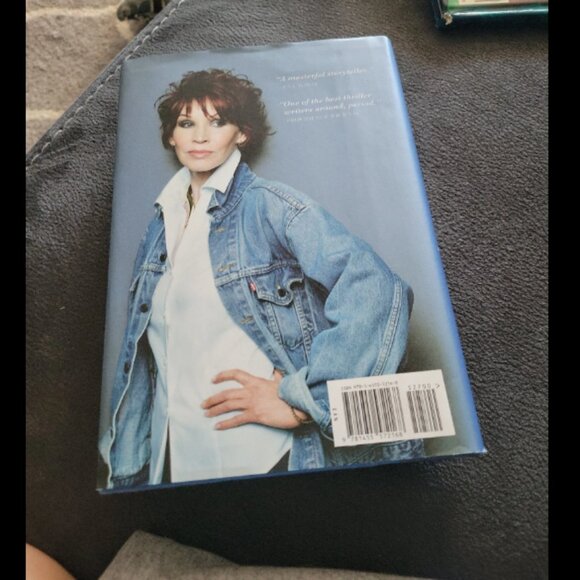 Tailspin by Sandra Brown. Book - Picture 3 of 3